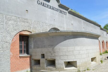 Garderhøjfort, strubekaponiere