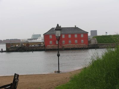 Trekroner, fredstidskasernen