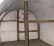 Køjestativ mandskabsrum Køjestativ i kaponiere på Vestvolden